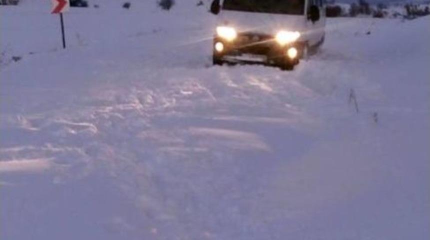 İl&ccedil;e Yolunun Kapanmasıyla K&ouml;yl&uuml;ler Minib&uuml;ste Mahsur Kaldı