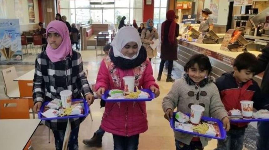 İlkokul &Ouml;ğrencilerinden &Ouml;rnek Davranış