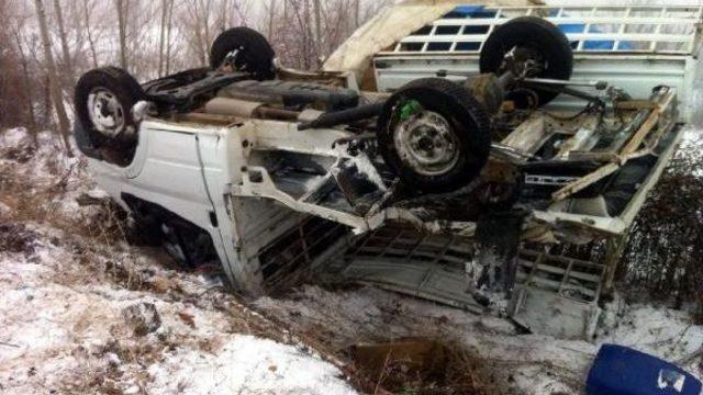 Yolcu Otobüsü Ile Kamyonet Çarpıştı: 5 Yaralı