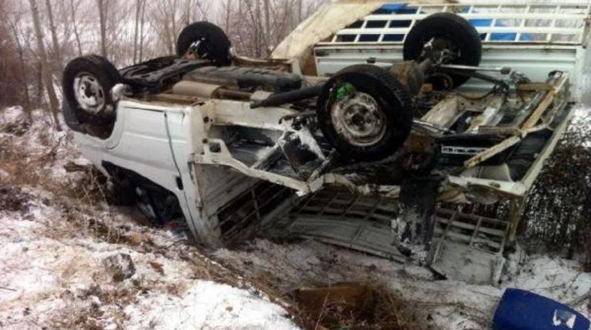 Yolcu Otob&uuml;s&uuml; Ile Kamyonet &Ccedil;arpıştı: 5 Yaralı