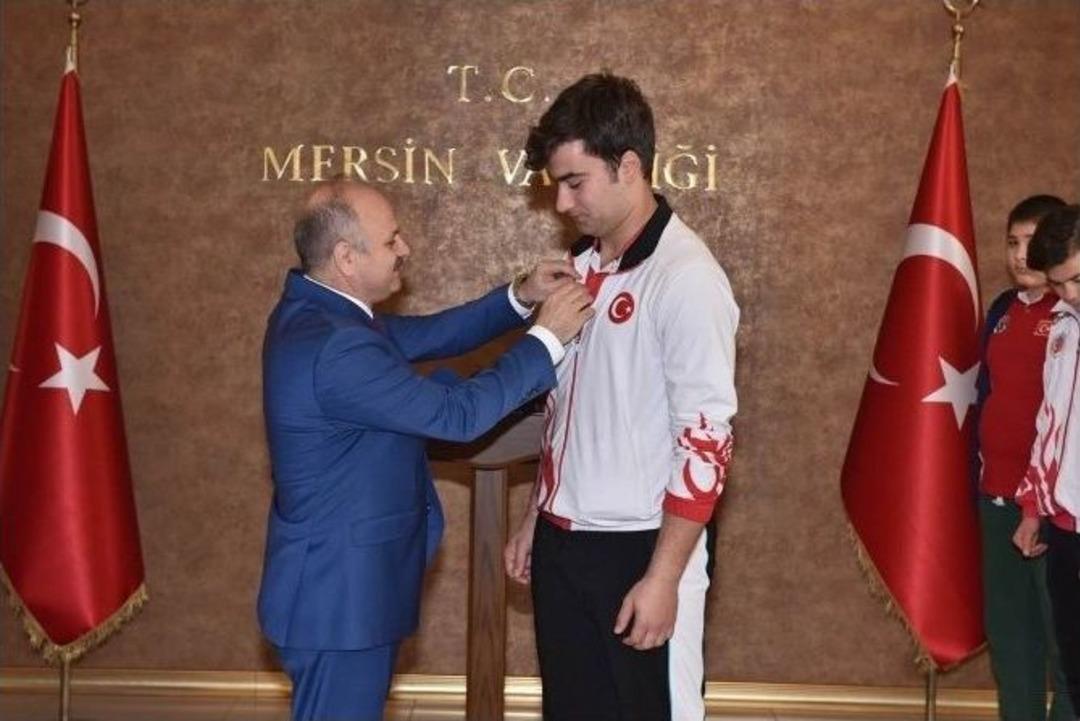 Vali &Ccedil;akacak, Başarılı Sporcuları &Ouml;d&uuml;llendirdi