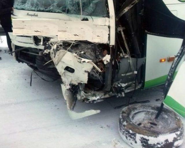 Elazığ’da Otobüs İle Pikap Çarpıştı: 6 Yaralı 1