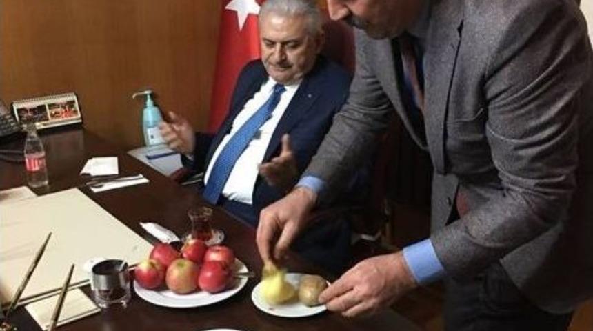 Milletvekili &Ouml;zegen, Başbakan Yıldırım&rsquo;a Patates İkram Etti