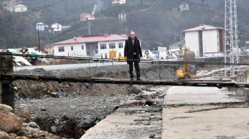 Rize&rsquo;De Asma K&ouml;pr&uuml;, Duble Yol Inşaatının &Uuml;zerinde Kaldı