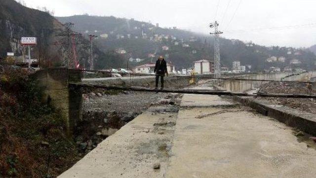 Rize’De Asma Köprü, Duble Yol Inşaatının Üzerinde Kaldı