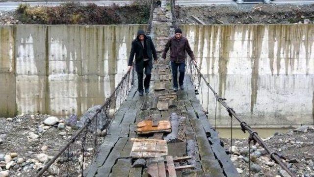 Rize’De Asma Köprü, Duble Yol Inşaatının Üzerinde Kaldı