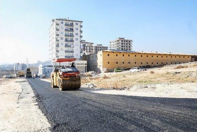 Seyrantepe Mahallesinde Yeni Açılan Yollar Asfaltlanıyor