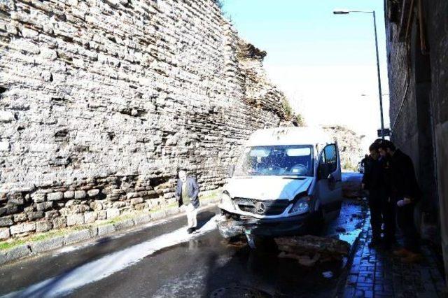 Fotoğraflar // Topkapı'da Tarihi Sur Parçaları Öğrenci Servisinin Önüne Düştü