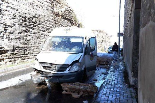 Fotoğraflar // Topkapı'da Tarihi Sur Parçaları Öğrenci Servisinin Önüne Düştü