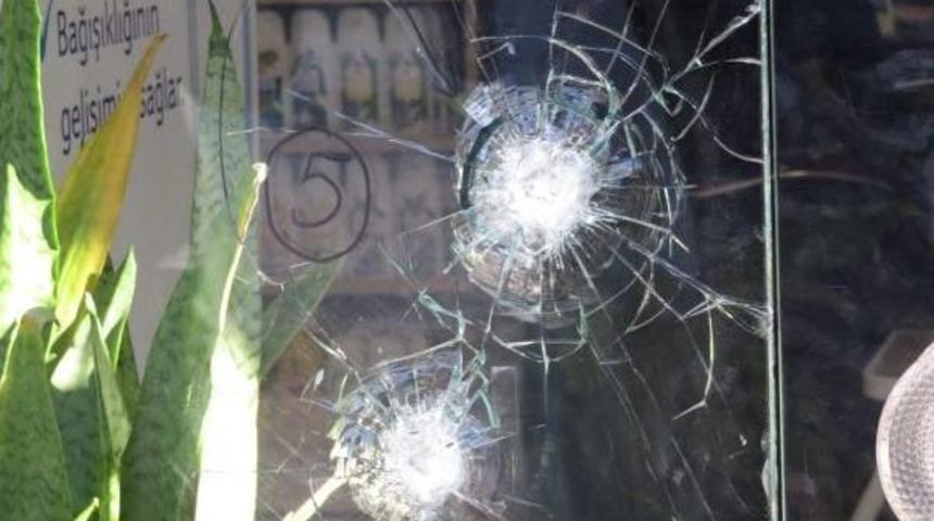 Eczacı Silahlı Soyguncuyu Kapı &Ouml;n&uuml;ne Atınca Kurşunların Hedefi Oldu