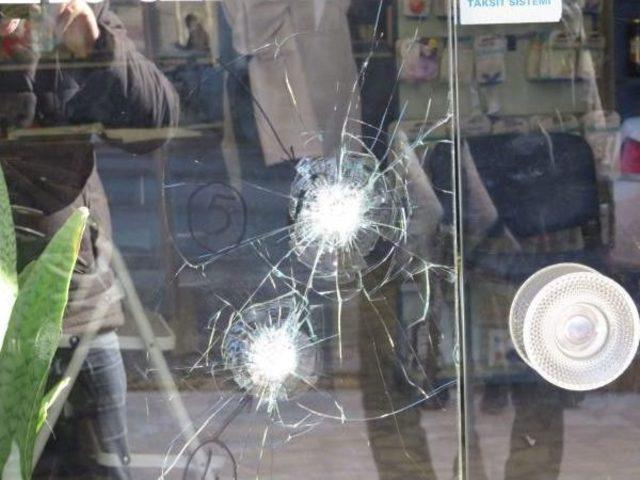 Eczacı Silahlı Soyguncuyu Kapı &Ouml;n&uuml;ne Atınca Kurşunların Hedefi Oldu 1