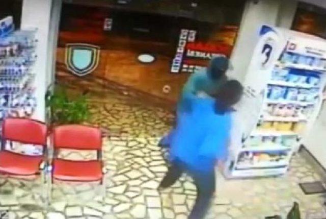 Eczacı Silahlı Soyguncuyu Kapı &Ouml;n&uuml;ne Atınca Kurşunların Hedefi Oldu 3