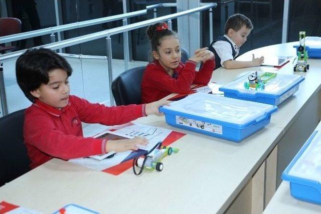 İlkokul &Ouml;ğrencileri Devlet Okulunda Robot Yapmayı &Ouml;ğreniyor 1