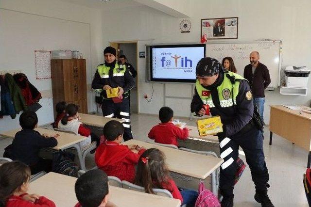 İlkokul &Ouml;ğrencileri Devlet Okulunda Robot Yapmayı &Ouml;ğreniyor 2