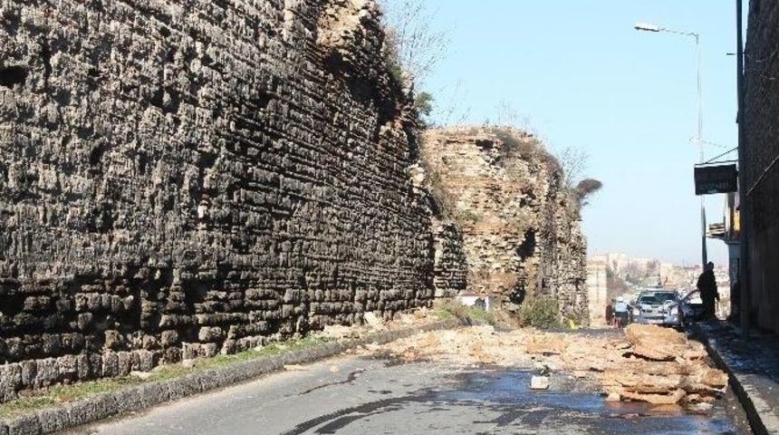 Sulukule&rsquo;de Surlar Servis Aracının &Uuml;zerine D&uuml;şt&uuml;