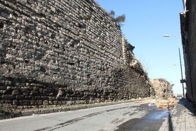 Sulukule&rsquo;de Surlar Servis Aracının &Uuml;zerine D&uuml;şt&uuml; 1