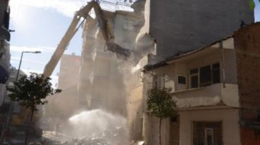 Gemlik&rsquo;te Riskli Binalar Yıkılıyor