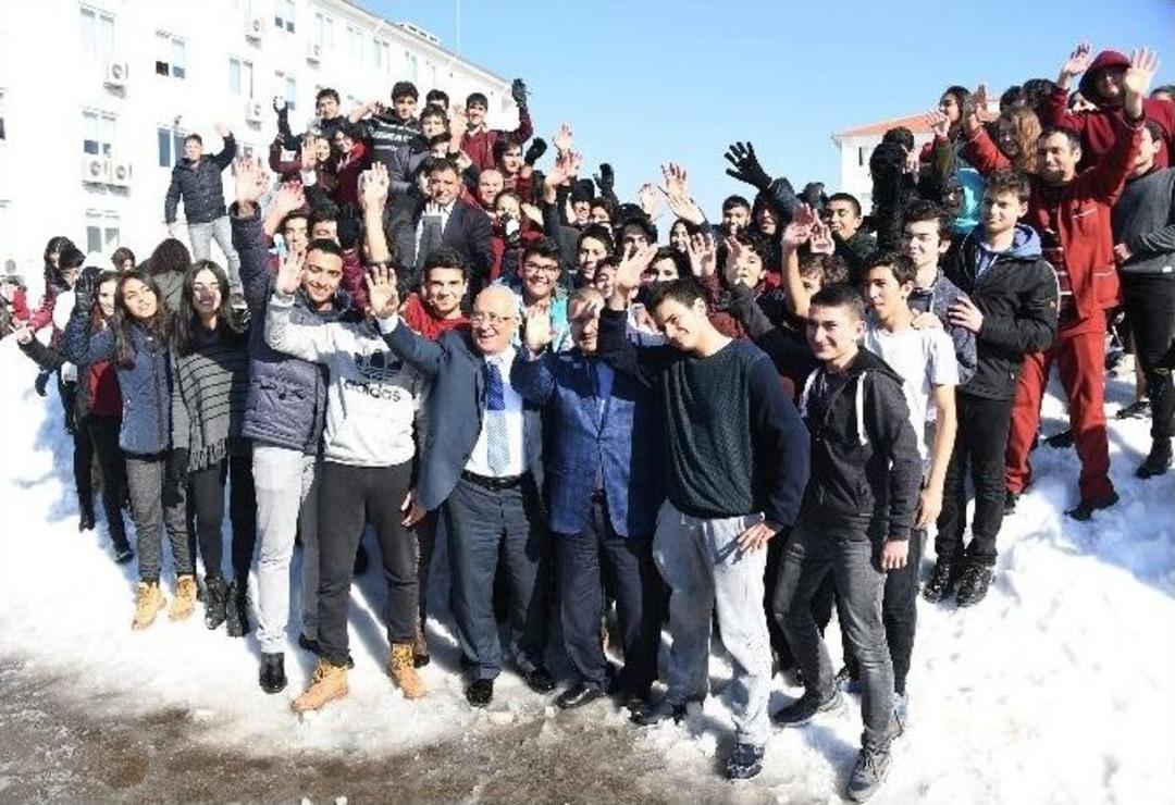 Kent Merkezinde Kar G&ouml;ren Mersinliler, Kartopu Oynadı