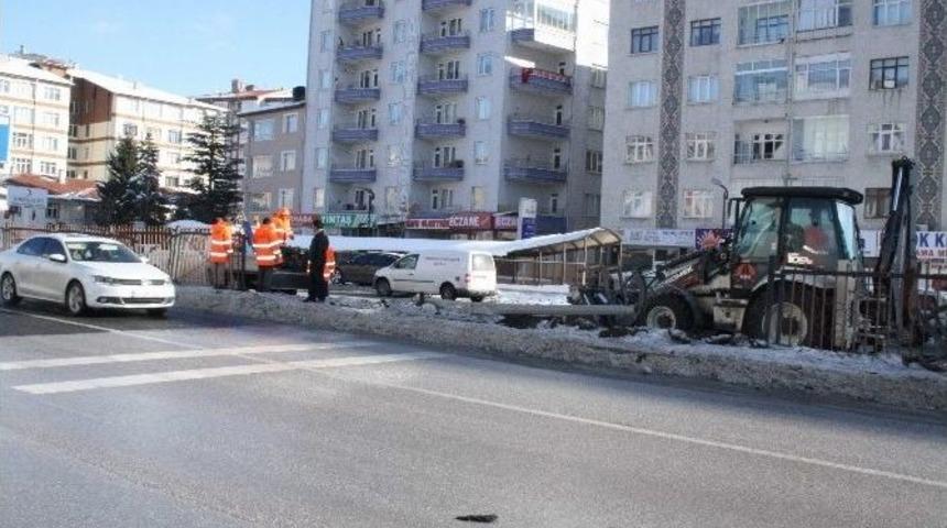 Trafik Kazası Sonrasında Hasar Gören Çitlerin Onarımı Yapılıyor