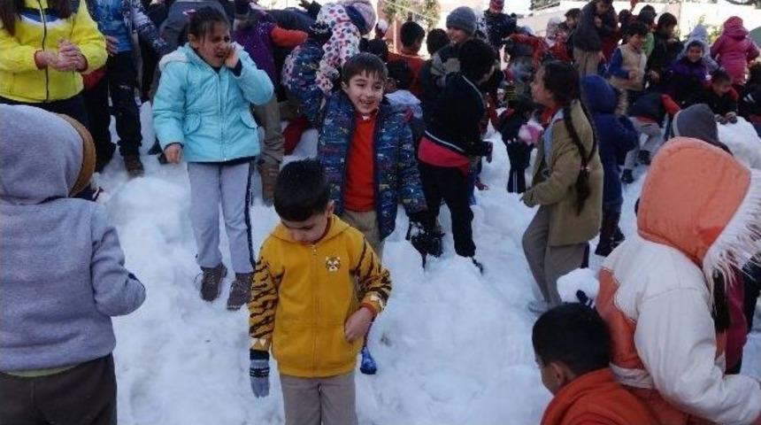 Kar Yağmayan Mersin&rsquo;de &Ccedil;ocukların Kar Sevinci