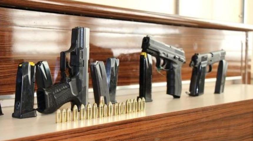 Gaziantep'te Evde 5 Tabanca Ele Ge&ccedil;ti, 1 G&ouml;zaltı