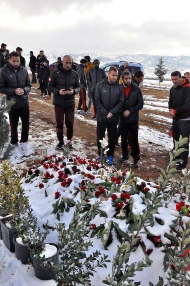 Elazığspor Kafilesi, Şehit Polis Fethi Sekin'in Mezarını Ziyaret Etti