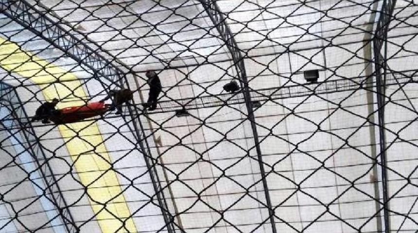 Halı Sahanın &Ccedil;atısında Akıma Kapılan Iş&ccedil;i Yaralandı