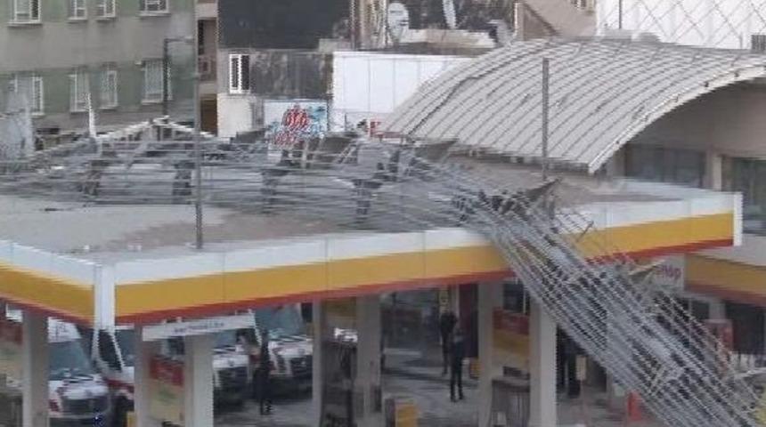 &Ccedil;&ouml;ken Binanın Metal Yangın Merdiveni Petrol Istasyonunun &Ccedil;atısına Yıkıldı