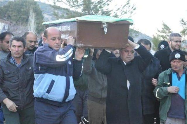 Yangında Hayatını Kaybeden Aynı Aileden 3 Kişi Toprağa Verildi 2