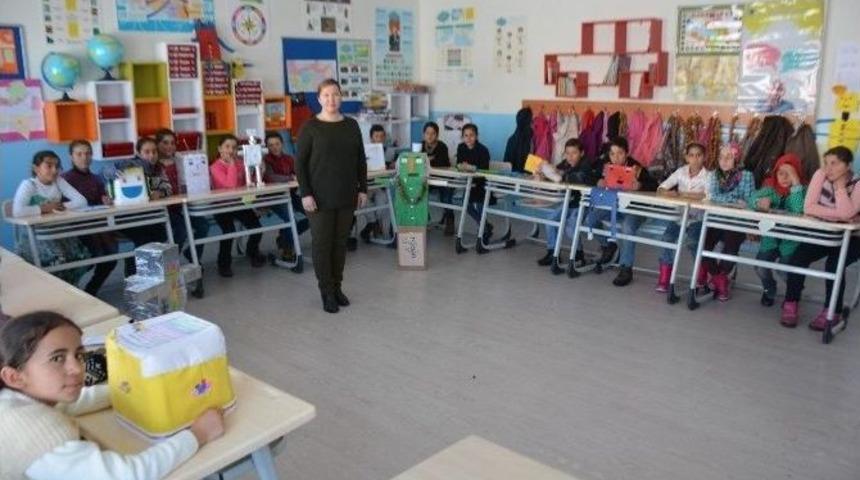 K&ouml;y Okulu &Ouml;ğrencileri Hayallerindeki Robotları Tasarladı