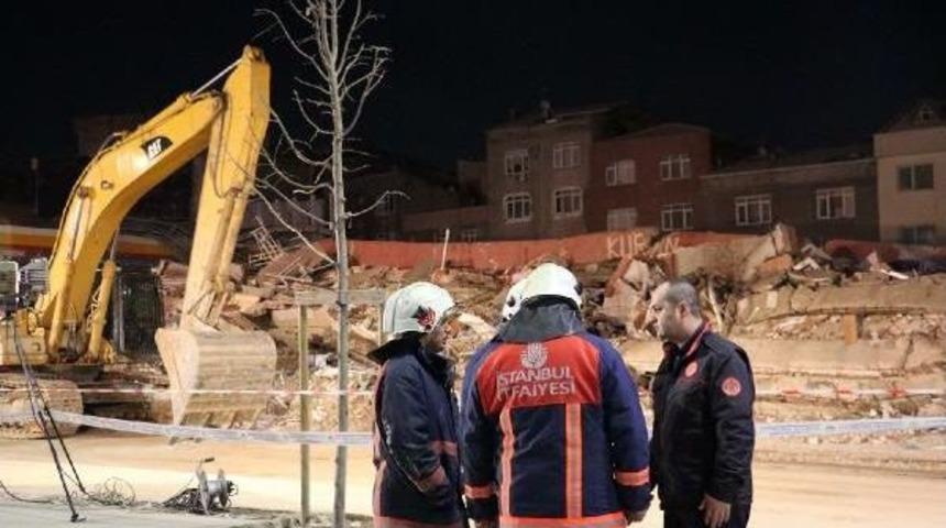 Zeytinburnu'nda Enkaz Kaldırma &Ccedil;alışmaları Devam Ediyor