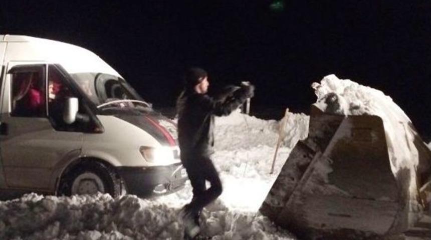 Karda Mahsur Kalan Baba-kız Kurtarıldı