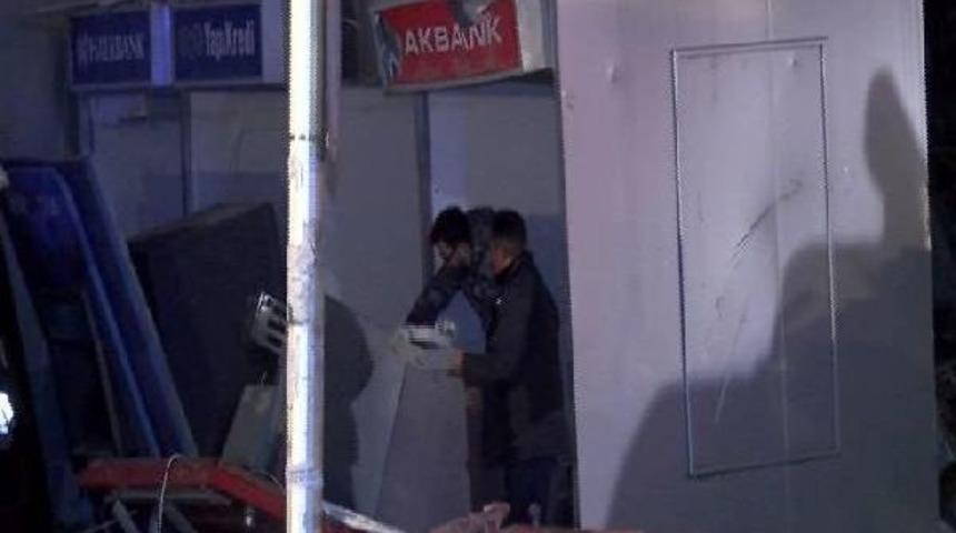 Zeytinburnu'nda Devrilen Atm'lerdeki Paraları G&ouml;revliler Aldı