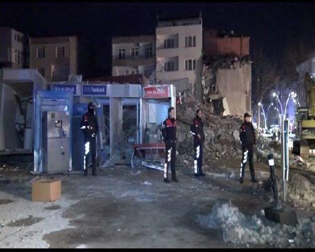 Zeytinburnu nda Devrilen Atm lerdeki Paraları G&ouml;revliler Aldı 1