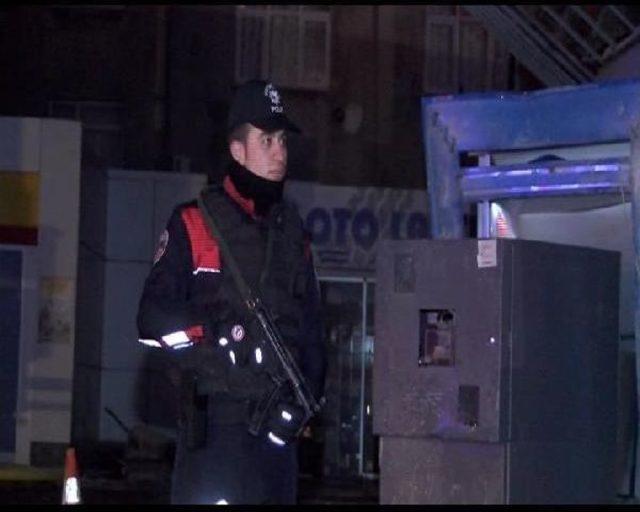 Zeytinburnu nda Devrilen Atm lerdeki Paraları G&ouml;revliler Aldı 2