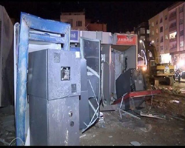 Zeytinburnu nda Devrilen Atm lerdeki Paraları G&ouml;revliler Aldı 3
