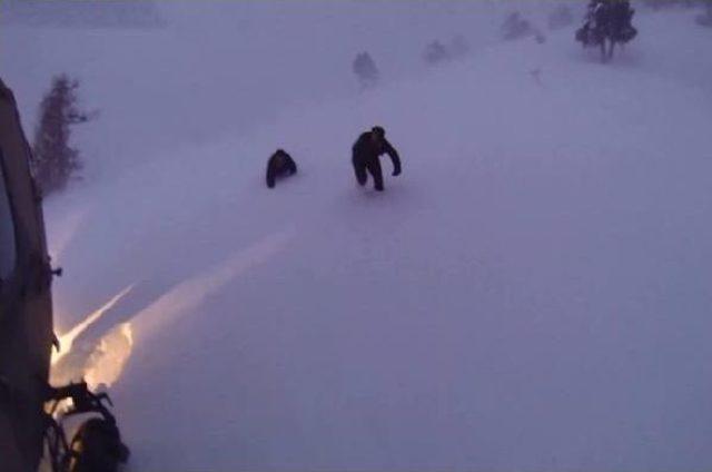 Tsk, Karda Mahsur Kalan 2 Kişinin Kurtarılma G&ouml;r&uuml;nt&uuml;lerini Paylaştı 2