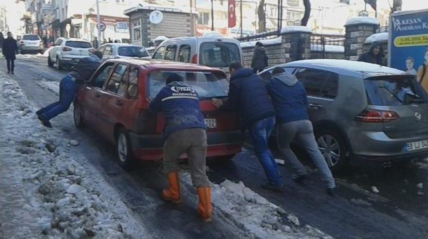 Yolda Biriken Kar S&uuml;r&uuml;c&uuml;leri Perişan Etti