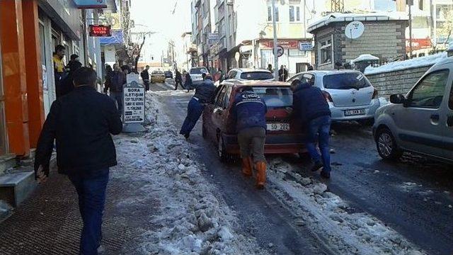 Yolda Biriken Kar S&uuml;r&uuml;c&uuml;leri Perişan Etti 1