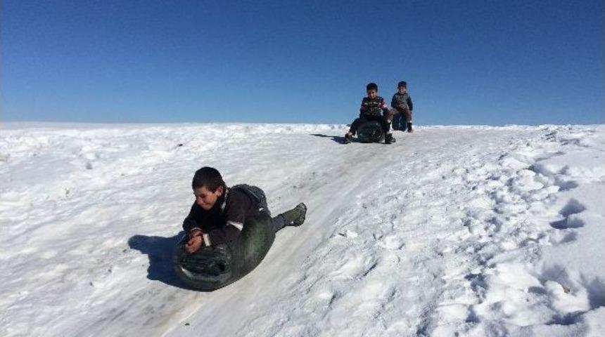 &Ccedil;ocukların Bidonla Kayak Keyfi