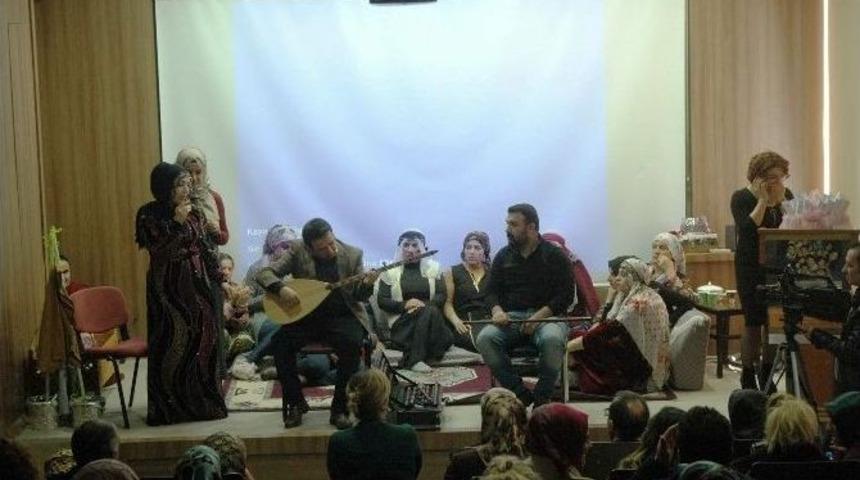 Ev Hanımları Sergiledikleri Tiyatroda Usta Oyunculara Taş &Ccedil;ıkardı