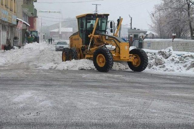 Tutak Belediyesi Kar Temizleme Çalışmalarına Başladı