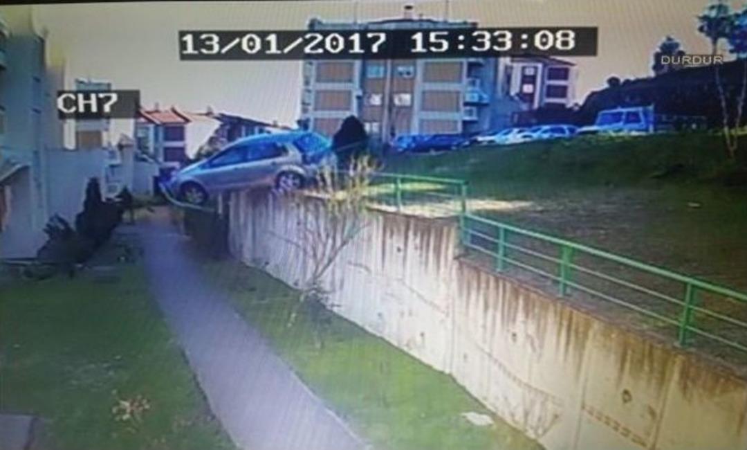 Freni Patlayan Otomobil, Apartman Girişine U&ccedil;tu