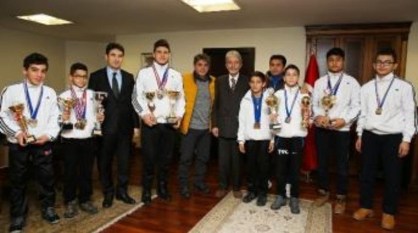 Şampiyonlardan Başkan Tuna&rsquo;ya Teşekk&uuml;r Ziyareti