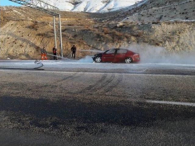 Seyir Halindeki Otomobil Alev Alev Yandı 1