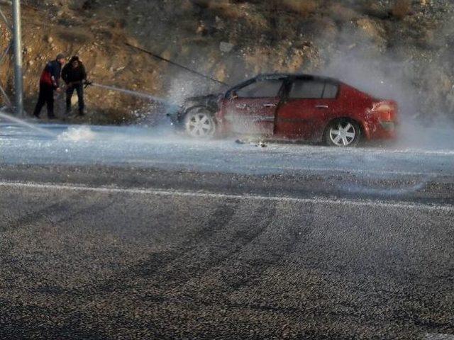 Seyir Halindeki Otomobil Alev Alev Yandı 2