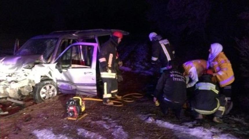 Denizli&rsquo;de Trafik Kazası: 3 &Ouml;l&uuml;, 5 Yaralı