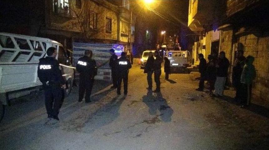 Evinin Kapısı &Ouml;n&uuml;nde Silahlı Saldırıya Uğradı