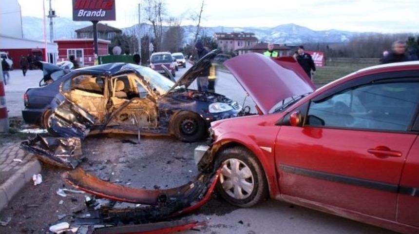 Kocaeli&rsquo;de Trafik Kazası: 4 Yaralı