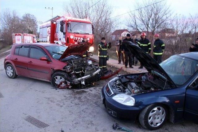 Kocaeli&rsquo;de Trafik Kazası: 4 Yaralı 1